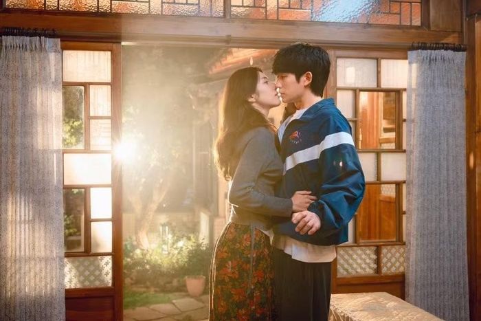 Nữ công tố viên đầy tham vọng Ko Eun Sae (Ha Young) mất hết trí nhớ sau một tai nạn bí ẩn khi đang điều tra một băng đảng tội phạm hùng mạnh. Cô tỉnh dậy ở một ngôi làng hẻo lánh mà không nhớ tên, nghề nghiệp hay quá khứ của mình, chỉ để gặp Jang Tae Ha (Jung Hae In), một cựu võ sĩ quyền anh nay là huấn luyện viên, người khăng khăng rằng anh là bạn trai của cô. Điều Eun Sae không biết là Tae Ha đang che giấu sự thật. Từng dính líu đến một băng đảng và tuyệt vọng muốn bỏ lại quá khứ phía sau, anh gặp lại mối tình đầu khi cô mất trí nhớ. Quyết tâm bảo vệ cô khỏi nguy hiểm đang rình rập, anh đã nói dối một lời nói dối có thể thay đổi cuộc đời cô. Khi họ cùng nhau trải qua cuộc sống chung bất ngờ đầy bí mật, tiếng cười và tình cảm ngày càng lớn dần, Eun Sae và Tae Ha phải khám phá ra sự thật đằng sau quá khứ của cô và tìm hiểu xem liệu một tình yêu được xây dựng trên sự dối trá có thể trở thành tình yêu đích thực hay không?.