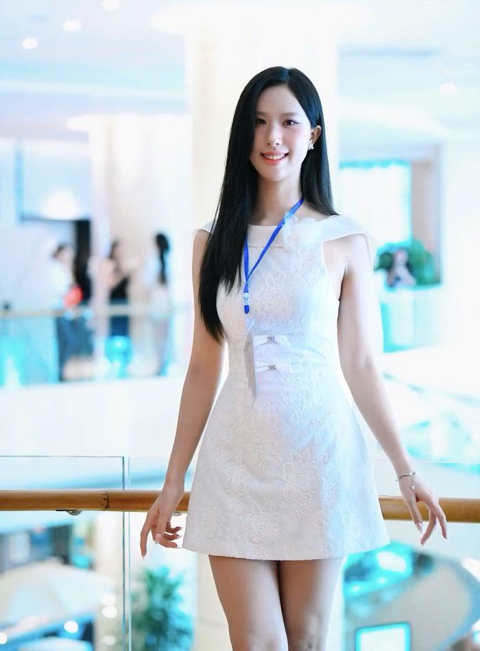  Gia đình là chỗ dựa lớn nhất giúp Quỳnh Trang tự tin bước vào cuộc thi. Cô cho biết, mẹ luôn khuyến khích con gái theo đuổi đam mê và trở thành người tử tế, có tri thức và biết sống vì cộng đồng. 