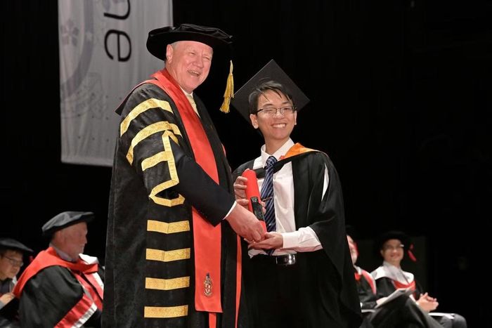 Nguyễn Nguyên Hưng nhận bằng cử nhân Khoa học Máy tính tại trường ĐH Công nghệ Swinburne, Úc.