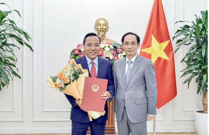 Bộ trưởng Bộ Ngoại giao Lê Hoài Trung trao quyết định của Thủ tướng Chính phủ và tặng hoa chúc mừng ông Nguyễn Hoàng Long được điều động, bổ nhiệm giữ chức Thứ trưởng Bộ Ngoại giao.