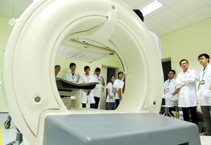 Sinh viên Khoa Vật lý - Vật lý kỹ thuật, Trường ĐH Khoa học Tự nhiên tìm hiểu thiết bị y tế ứng dụng năng lượng bức xạ hạt nhân tại bệnh viện. ẢNH: THANH HÙNG
