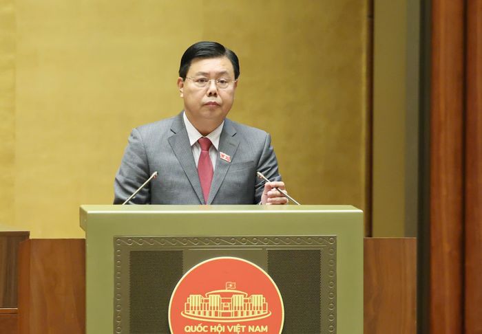 Bộ trưởng Bộ Nội vụ Nguyễn Tiến Hải trình bày tờ trình. Ảnh: QUANG PHÚC