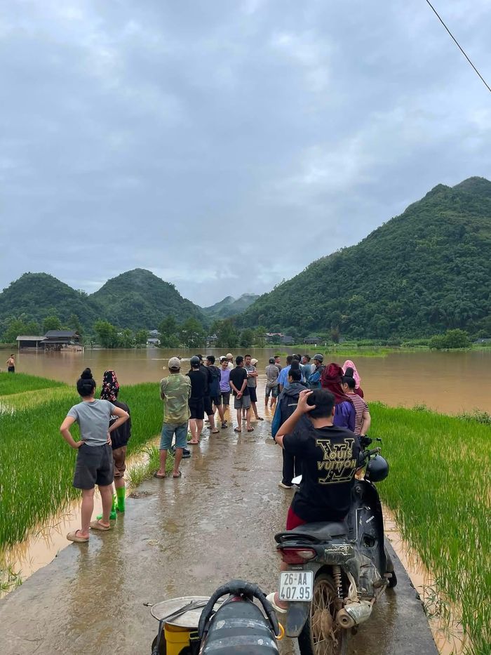 Khu vực Tông Cọ (xã Chiềng La, tỉnh Sơn La) bị ngập úng, chia cắt giao thông sáng 6-8. Ảnh: HOÀNG ĐỨC