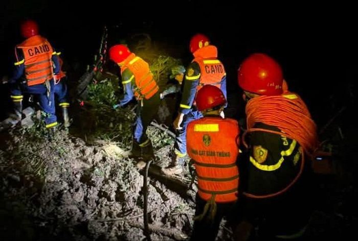 Ngay trong đêm 5-8, lực lượng chức năng khẩn trương sơ tán người dân tránh mưa lũ. Ảnh: CÔNG AN TỈNH SƠN LA