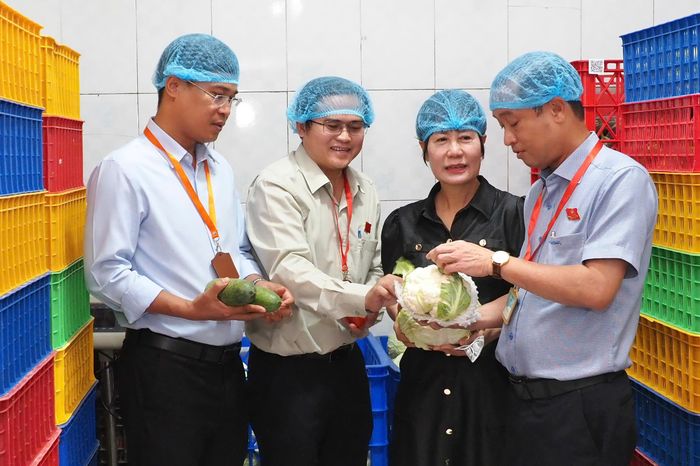 Đoàn khảo sát thực tế tại Công ty TNHH MTV suất ăn công nghiệp Tú Anh. Ảnh: HOÀNG HÙNG. 