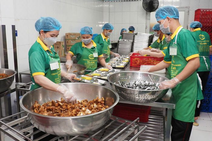  Suất ăn sẽ được gắn mã QR để khách hàng truy xuất thông tin. Ảnh: HOÀNG HÙNG 