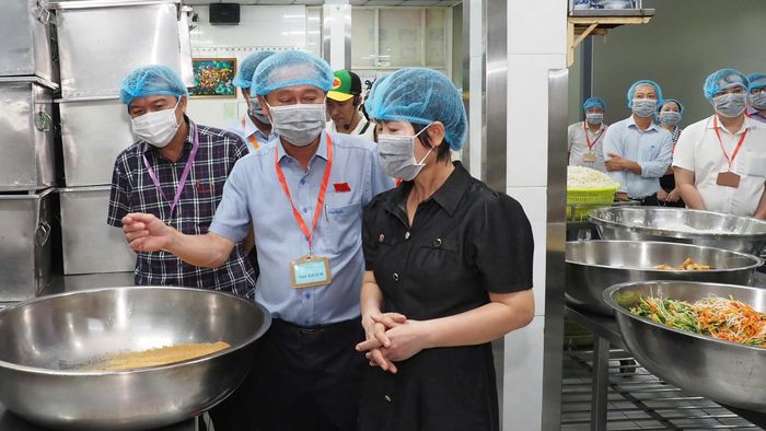  Đoàn khảo sát thực tế tại bếp ăn của Công ty TNHH MTV suất ăn công nghiệp Tú Anh. Ảnh: HOÀNG HÙNG 