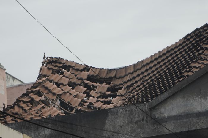 Phần mái chợ bị sụt nghiêm trọng do sức nóng từ vụ cháy. Ảnh: PHÚ NGÂN