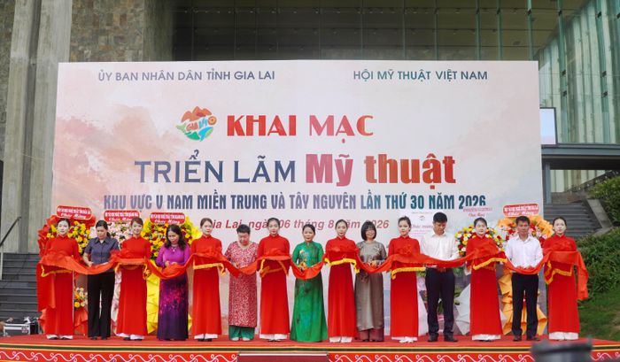 Các đại biểu, lãnh đạo cắt băng khai mạc triển lãm