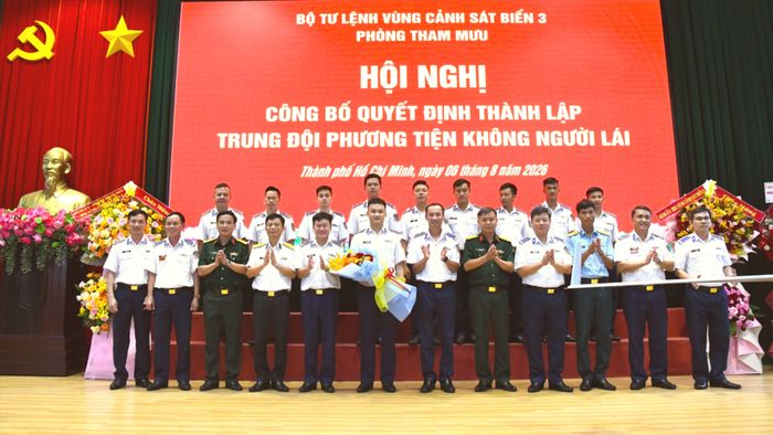 Thủ trưởng Bộ Tư lệnh Vùng Cảnh sát biển 3 cùng các đại biểu chụp ảnh lưu niệm với cán bộ, chiến sĩ Trung đội phương tiện không người lái