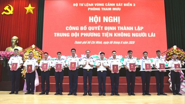 Thủ trưởng Bộ Tư lệnh Vùng Cảnh sát biển 3 trao quyết định cho cán bộ, chiến sĩ Trung đội phương tiện không người lái