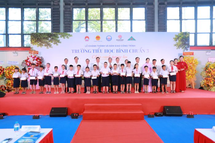 Các đại biểu tặng học bổng cho các em học sinh có hoàn cảnh khó khăn 