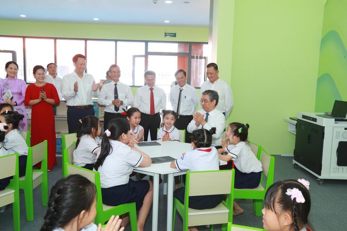  Đồng chí Nguyễn Phước Lộc cùng các đại biểu tham quan, giao lưu với học sinh Trường Tiểu học Bình Chuẩn 3 