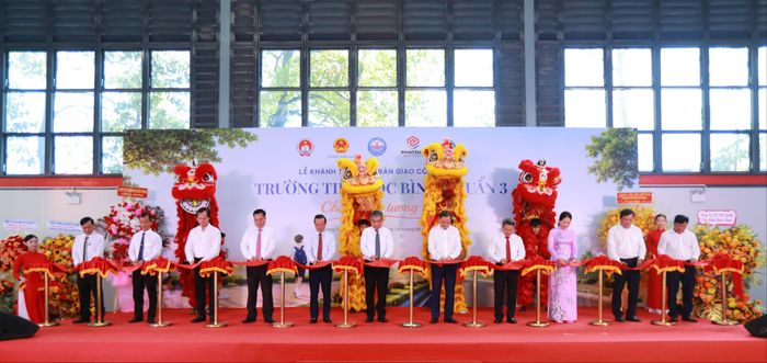  Các đại biểu thực hiện nghi thức cắt băng khánh thành Trường Tiểu học Bình Chuẩn 3 
