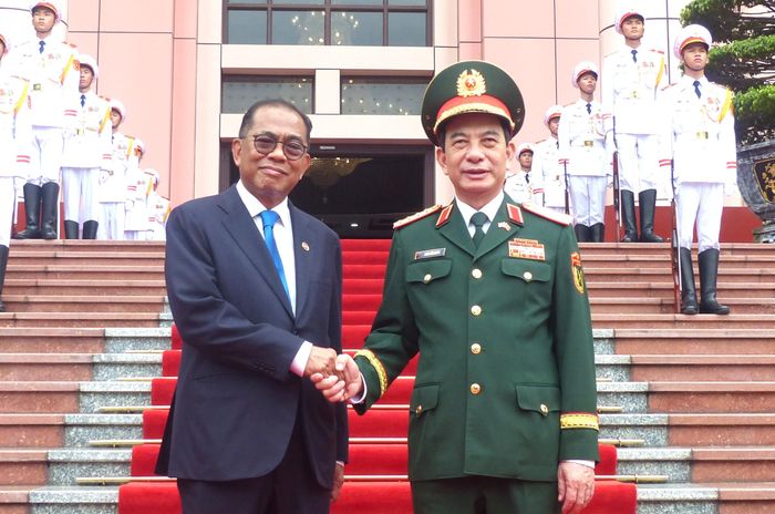 Đại tướng Phan Văn Giang và Bộ trưởng Dato' Seri Mohamed Khaled bin Nordin tại lễ đón. Ảnh: TRẦN BÌNH