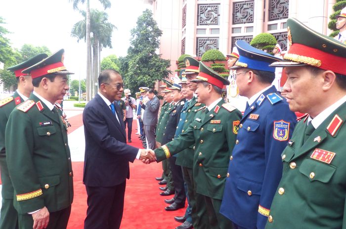 Bộ trưởng Dato' Seri Mohamed Khaled bin Nordin chào đoàn đại biểu Bộ Quốc phòng Việt Nam tại lễ đón. Ảnh: TRẦN BÌNH