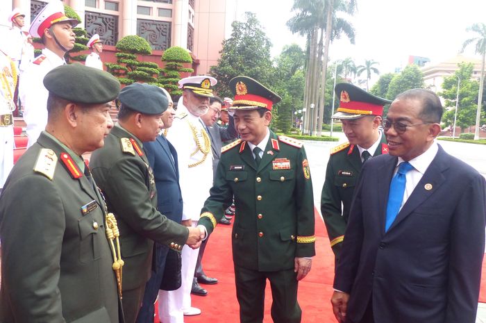 Đại tướng Phan Văn Giang chào đoàn đại biểu Bộ Quốc phòng Malaysia tại lễ đón. Ảnh: TRẦN BÌNH