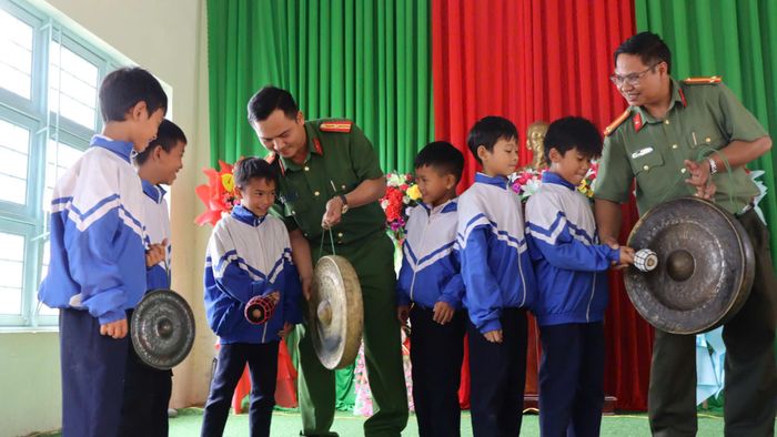 Các em được dạy đánh cồng chiêng để bảo tồn văn hóa Xơ Đăng. Ảnh: HỮU PHÚC