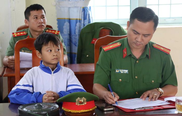 Thiếu tá Nguyễn Văn Hạnh, Trưởng Công an xã Tu Mơ Rông cùng các em học sinh tham gia chương trình. Ảnh: HỮU PHÚC