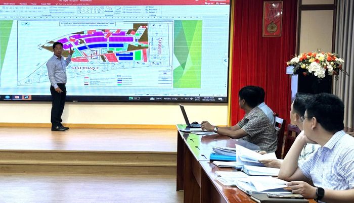 Chủ đầu tư dự án trình bày tình trạng pháp lý tại buổi làm việc. Ảnh: THANH HIỀN