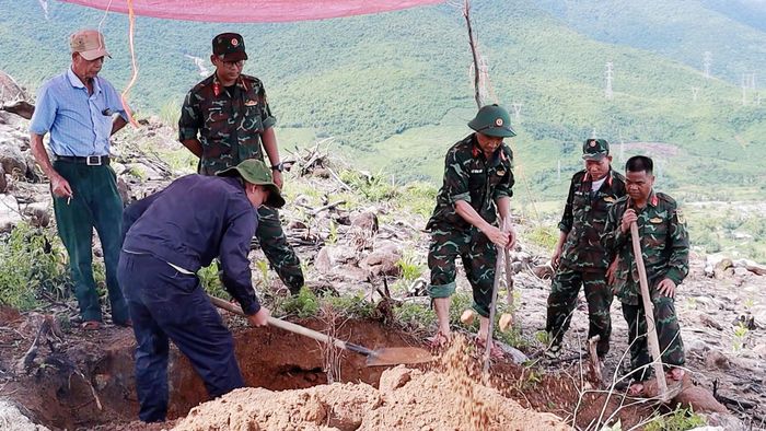  Cơ quan chức năng khảo sát tìm kiếm hài cốt liệt sĩ tại khu vực đèo Hải Vân thuộc địa bàn xã Chân Mây - Lăng Cô 