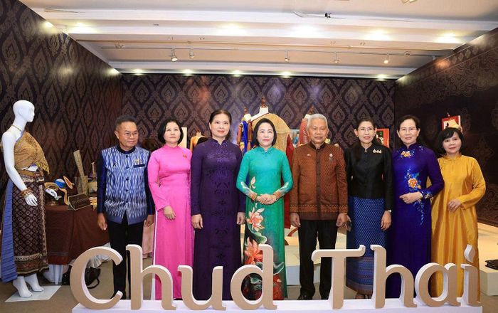  Chủ tịch Quốc hội kiêm Chủ tịch Hạ viện Thái Lan Sophon Zaram và Phó Chủ tịch Quốc hội Nguyễn Thị Thanh tham quan triển lãm ngày 6-8. Ảnh: VIẾT CHUNG 