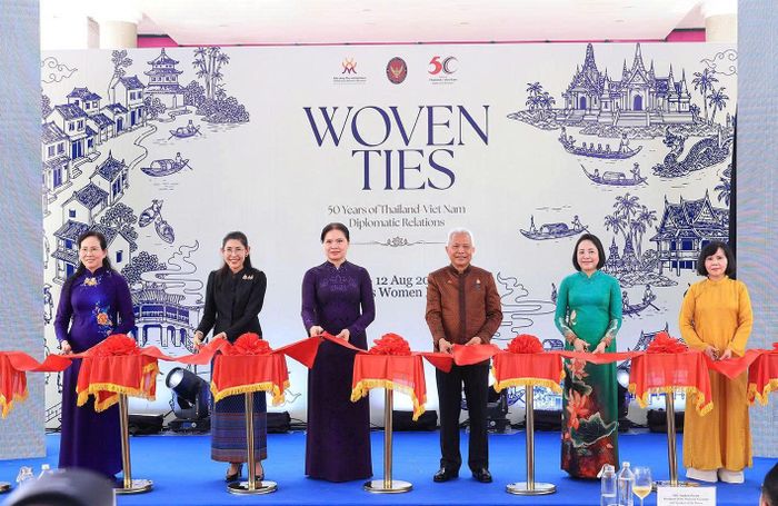  Chủ tịch Quốc hội kiêm Chủ tịch Hạ viện Thái Lan Sophon Zaram và Phó Chủ tịch Quốc hội Nguyễn Thị Thanh cắt băng khai mạc triển lãm ngày 6-8. Ảnh: VIẾT CHUNG 
