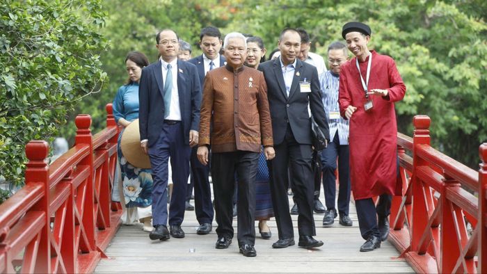  Chủ tịch Quốc hội kiêm Chủ tịch Hạ viện Thái Lan trên cầu Thê Húc dẫn vào Đền Ngọc Sơn. Ảnh: VIẾT CHUNG 