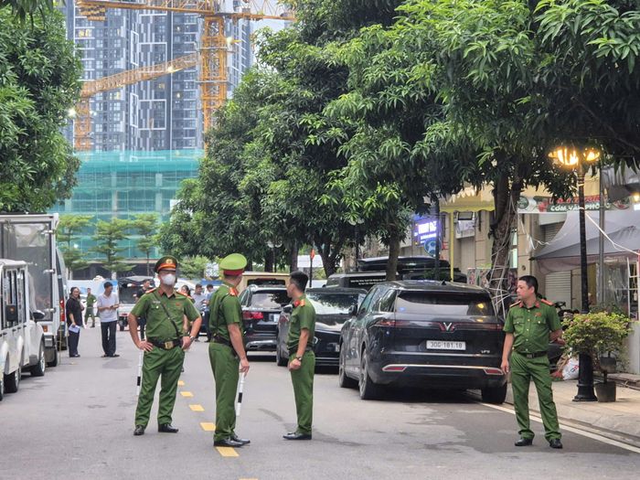  Một đoạn đường tại khu nhà của Huấn Hoa Hồng đang được phong tỏa, kiểm soát an ninh. Ảnh: HOÀNG LIỄU 