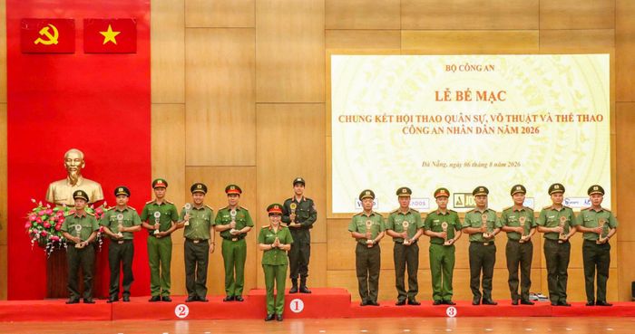 Trao giải cho các tập thể, cá nhân có thành tích xuất sắc tại hội thao