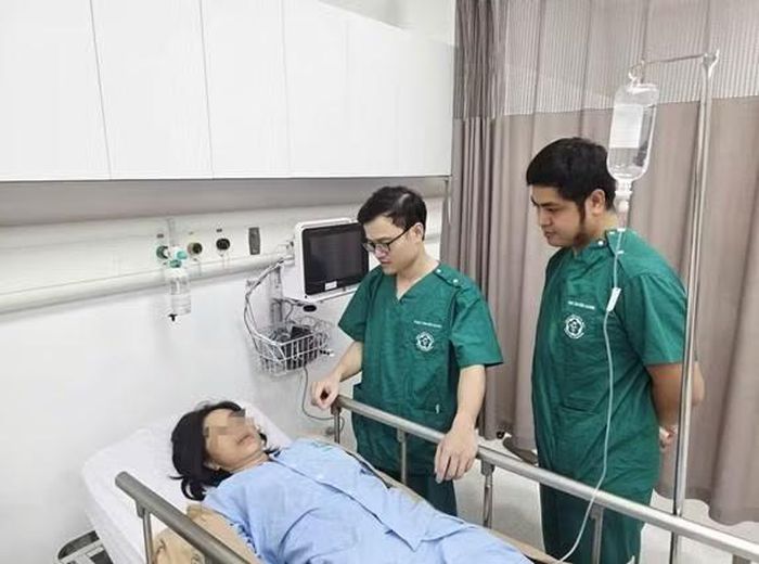 ThS.BSNT Đỗ Đăng Tân, KTV Vũ Văn Triều Khoa Điện quang, Bệnh viện Bạch Mai cơ sở Ninh Bình hỏi thăm người bệnh sau can thiệp - Ảnh BVCC