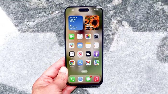 iPhone 14 Pro Max vẫn sở hữu thiết kế Dynamic Island và khung thép không gỉ được nhiều người dùng yêu thích.