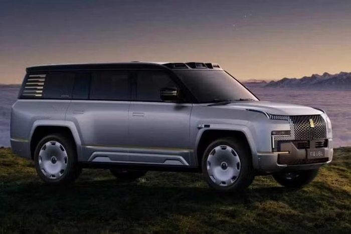 Điểm khác biệt lớn nhất của Yangwang U8L Snowcrest Edition nằm ở cấu hình nội thất 4 chỗ. Hàng ghế sau được bố trí hai ghế thương gia độc lập, ngăn cách bởi bệ trung tâm cỡ lớn tích hợp màn hình điều khiển cảm ứng, tủ lạnh và nhiều ngăn chứa đồ.