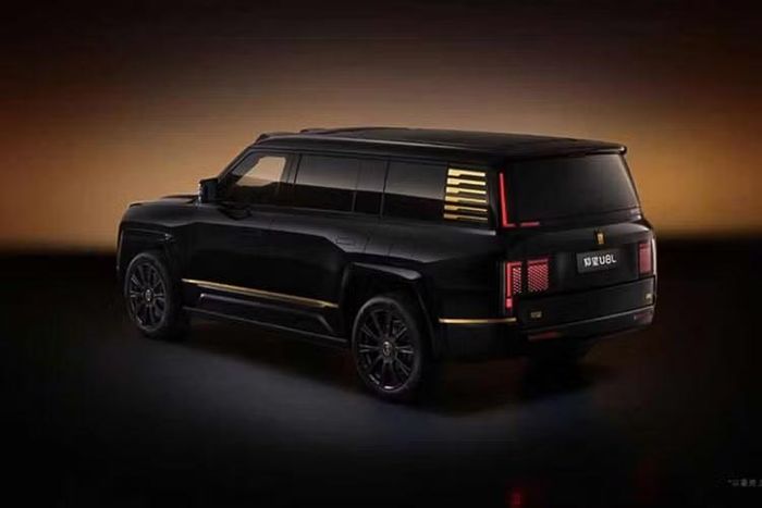 Ở ngoại thất, Yangwang U8L Snowcrest Edition sở hữu phối màu bạc kết hợp nhiều chi tiết mạ vàng. Logo phía trước được chế tác bằng vàng thật, trong khi hai bên thân xe xuất hiện cảm biến LiDAR và dòng chữ "Yangwang" trên cột D.