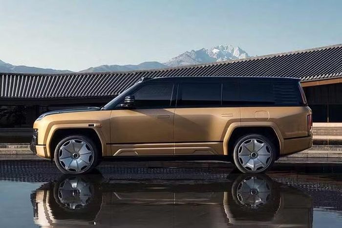 Vì được định vị ở phân khúc SUV siêu sang, nên Yangwang U8L còn có doanh số khá hạn chế. Theo số liệu từ China EV DataTracker, trong 6 tháng đầu năm 2026, BYD đã bàn giao 831 chiếc Yangwang U8L phiên bản 6 chỗ cho khách hàng tại thị trường Trung Quốc.