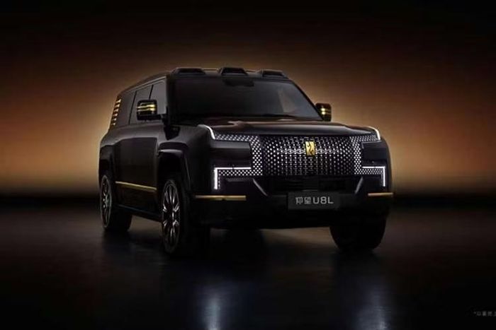 BYD vừa công bố hình ảnh chính thức của Yangwang U8L Snowcrest Edition, phiên bản 4 chỗ. Xe có kích thước dài x rộng x cao lần lượt 5.400 x 2.049 x 1.921 mm, chiều dài cơ sở đạt 3.250 mm. Theo BYD, mẫu SUV này dài hơn khoảng 17 mm so với Cadillac Escalade tiêu chuẩn.