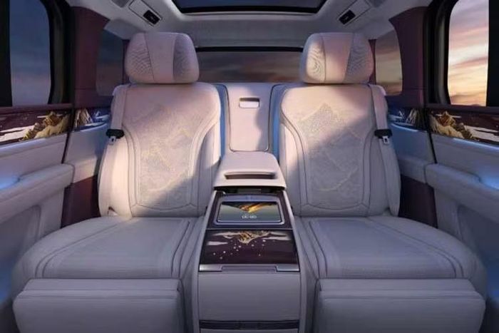 Cung cấp sức mạnh cho xe là hệ truyền động EREV với sự kết hợp của mô tơ điện với động cơ xăng tăng áp 2.0L đóng vai trò làm máy phát điện kết hợp bộ pin Blade 2.0 dung lượng 56,58 kWh hỗ trợ sạc nhanh. Khả năng vận hành được đảm nhiệm bởi bốn mô-tơ điện, mỗi bánh xe sử dụng một mô-tơ riêng, tạo ra tổng công suất 1.180 mã lực và mô-men xoắn cực đại 1.280 Nm.