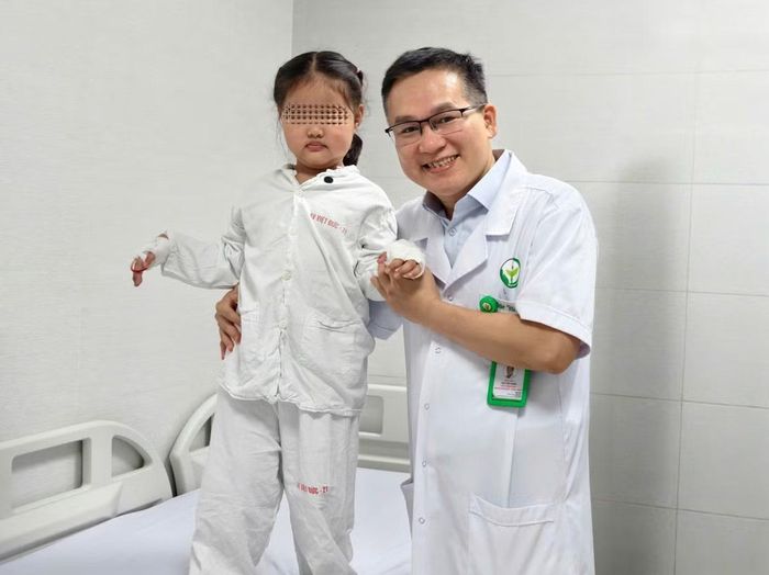TS.BS Đào Văn Giang thăm khám tay sau phẫu thuật cho bệnh nhi - Ảnh BVCC
