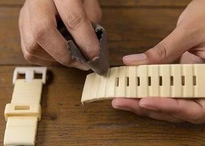Vệ sinh dây đeo thường xuyên và điều chỉnh độ rộng phù hợp là những cách đơn giản giúp hạn chế kích ứng da khi đeo đồng hồ thể thao.
