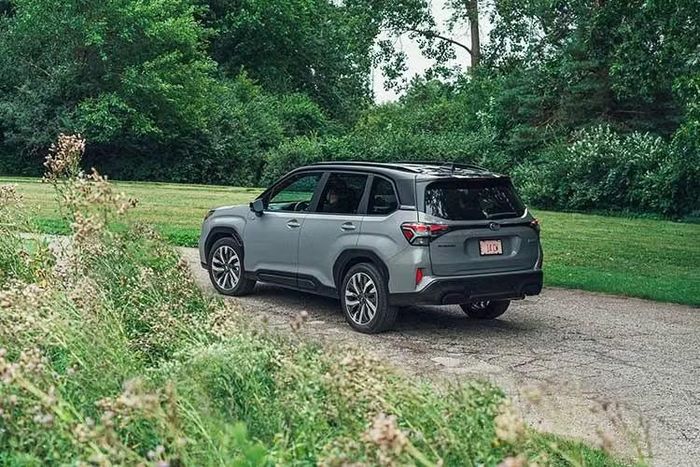 Ngoài ra, Subaru Forester Hybrid 2026 còn có hệ thống định tâm làn đường, hỗ trợ giữ làn, kiểm soát hành trình thích ứng và dừng khẩn cấp. Bên cạnh đó là 8 túi khí, hệ thống giám sát người lái, camera toàn cảnh 360 độ, phanh tự động khi lùi và điều hướng mô-men xoắn chủ động.