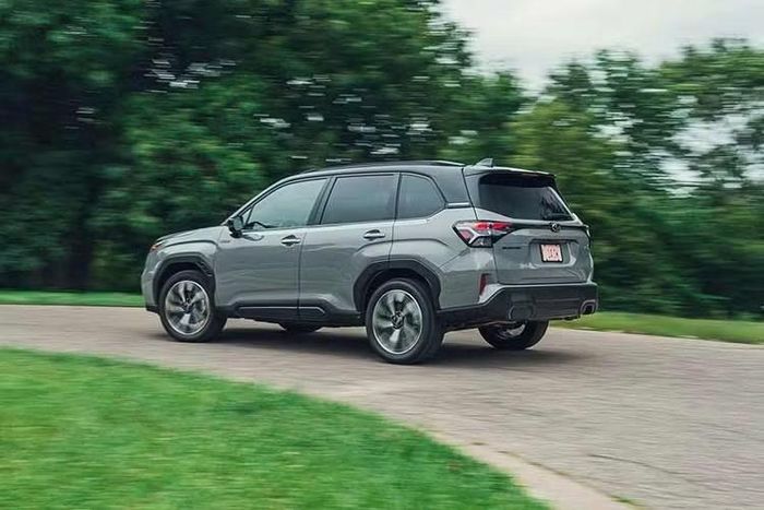 Subaaru Forester Hybrid sẽ tiếp tục được nhập khẩu nguyên chiếc từ Nhật Bản, tương tự phiên bản máy xăng hiện đang bán tại Việt Nam. Đây đồng thời sẽ là mẫu xe hybrid thứ hai của Subaru tại Việt Nam, sau Crosstrek. Điểm nhấn đáng chú ý nhất của Subaru Forester Hybrid đương nhiên nằm bên dưới nắp ca-pô
