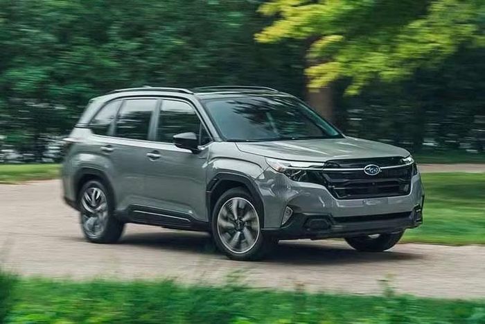 Vào hồi tháng 5/2026, đã xuất hiện tin đồn về việc Subaru Forester Hybrid chuẩn bị ra mắt Việt Nam vào cuối năm 2026. Đến nay, đại lý đã hé lộ thêm về thời điểm trình làng và giá bán của mẫu SUV cỡ C này. Theo thông tin từ đại lý, Subaru Forester Hybrid sẽ được giới thiệu ở Việt Nam vào tháng 10/2026 tới đây.