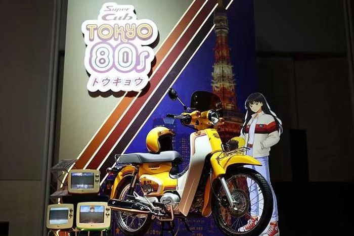 Honda Thái Lan vừa ra mắt phiên bản giới hạn Honda Super Cub Tokyo 80s mới. Phiên bản này dựa trên ý tưởng kết hợp phong cách Tokyo với bản sắc cổ điển của mẫu xe số phổ thông Honda Super Cub huyền thoại.