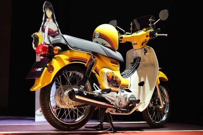 Honda Super Cub Tokyo 80s đặc biệt có thiết kế thể hiện qua màu sắc, đường nét và họa tiết trang trí lấy cảm hứng từ nghệ thuật pop art Nhật Bản, truyền tải bầu không khí của dòng nhạc City Pop, thời trang sôi động và lối sống đô thị của Nhật Bản những năm 1980.