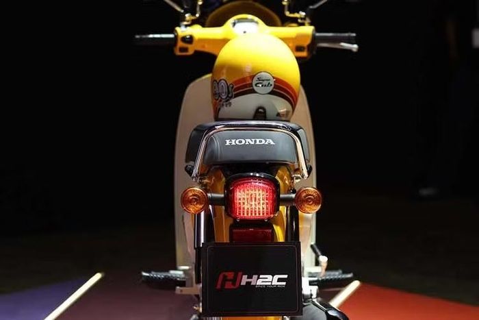 Mẫu xe này được phát triển dựa trên Honda Super Cub hoàn toàn mới đang bán tại Thái Lan, giữ nguyên thiết kế cổ điển ban đầu đồng thời bổ sung các tính năng an toàn như hệ thống phanh kết hợp (CBS), phân bổ lực phanh giữa bánh trước và bánh sau.
