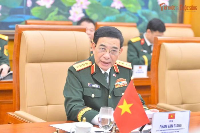 Đại tướng Phan Văn Giang tại hội đàm.