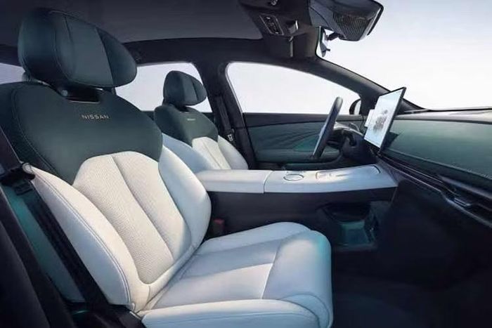 Mẫu xe này còn trang bị cảm biến LiDAR đặt trên mái cùng hệ thống cảm biến tích hợp ở gương chiếu hậu, dấu hiệu cho thấy sự xuất hiện của gói công nghệ hỗ trợ lái nâng cao (ADAS). Xe sở hữu nắp capo với các đường dập nổi thể thao và giá nóc trên mui dạng mỏng.