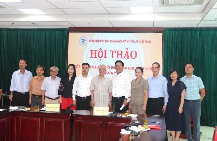 Các đại biểu chụp ảnh lưu niệm tại Hội thảo. Ảnh: Mai Loan.