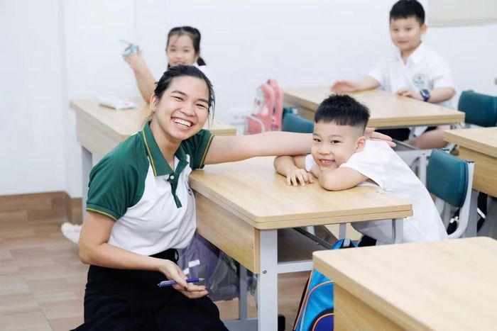 Niềm vui của cô trò trong ngày đầu trở lại trường.