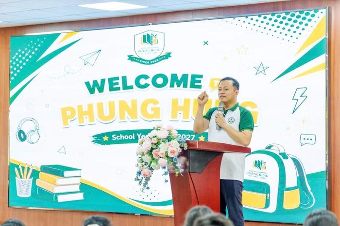 Thầy Lê Trung Kiên - Hiệu trưởng Trường Phổ thông Phùng Hưng chào đón và phổ biến một số quy tắc dành cho các em học sinh.